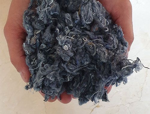 La laine de coton est composée de coton recyclé, qu'elle soit à souffler ou en panneau La laine de coton est composée de coton recyclé, qu'elle soit à souffler ou en panneau