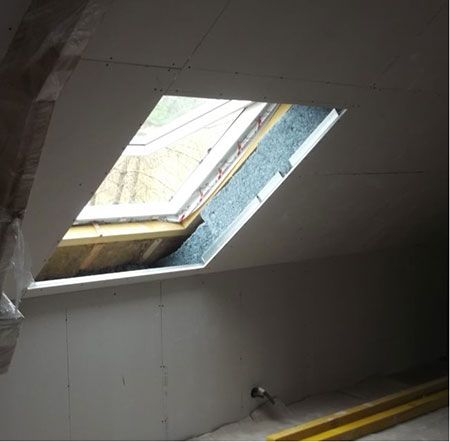 Des panneaux d'une épaisseur de 24 cm sont nécessaires pour isoler les parties verticales des combles aménagés Des panneaux d'une épaisseur de 24 cm sont nécessaires pour isoler les parties verticales des combles aménagés